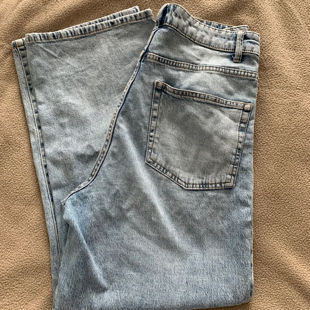 Högmidjade jeans från Lindex säljes pga för stor storlek för mig just nu. Jag är 154 lång och byxorna sitter jättebra på mig i midjan men även i längden. Passar perfekt till sneakers men även ett år klackar. Använt ett fåtal gånger 👖🦋 byxorna är storlek 40 men passar även 38. Jeans & Byxor.