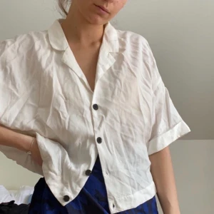 Kort skjorta  - Kort skjorta från Zara i ett väldigt mjukt material. Mycketbra skick. Stryker den självklart innan den skickas!