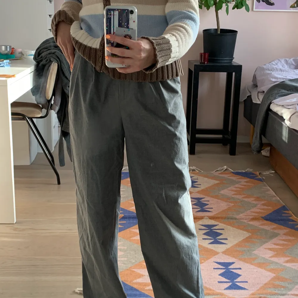 En ny grå kostymbyxa i perfekt skick! Går att stryka till pressvecken vilket glr som ännu snyggare🙌🏼❣️ frakt 66kr jag är ca 165 och de är en supersnygg längd på mig där de går till foten . Jeans & Byxor.