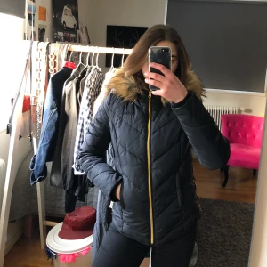 Vinterjacka  - Varm, mysig och snygg!! Nästan som nu, använd 1 säsong. 