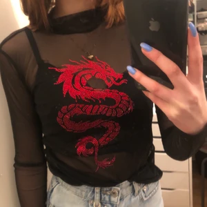 Jätte cool  mesh tröja  - Jätte cool mesh tröja från junkyard. Säljer då det inte är min stil längre. Använd cirka två tre gånger