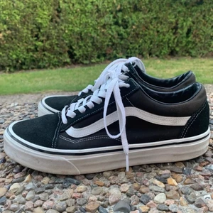 Vans  - Säljer dessa snygga old school Vans då e inte passar längre! De är i storlek 42 och är i bra skick😊