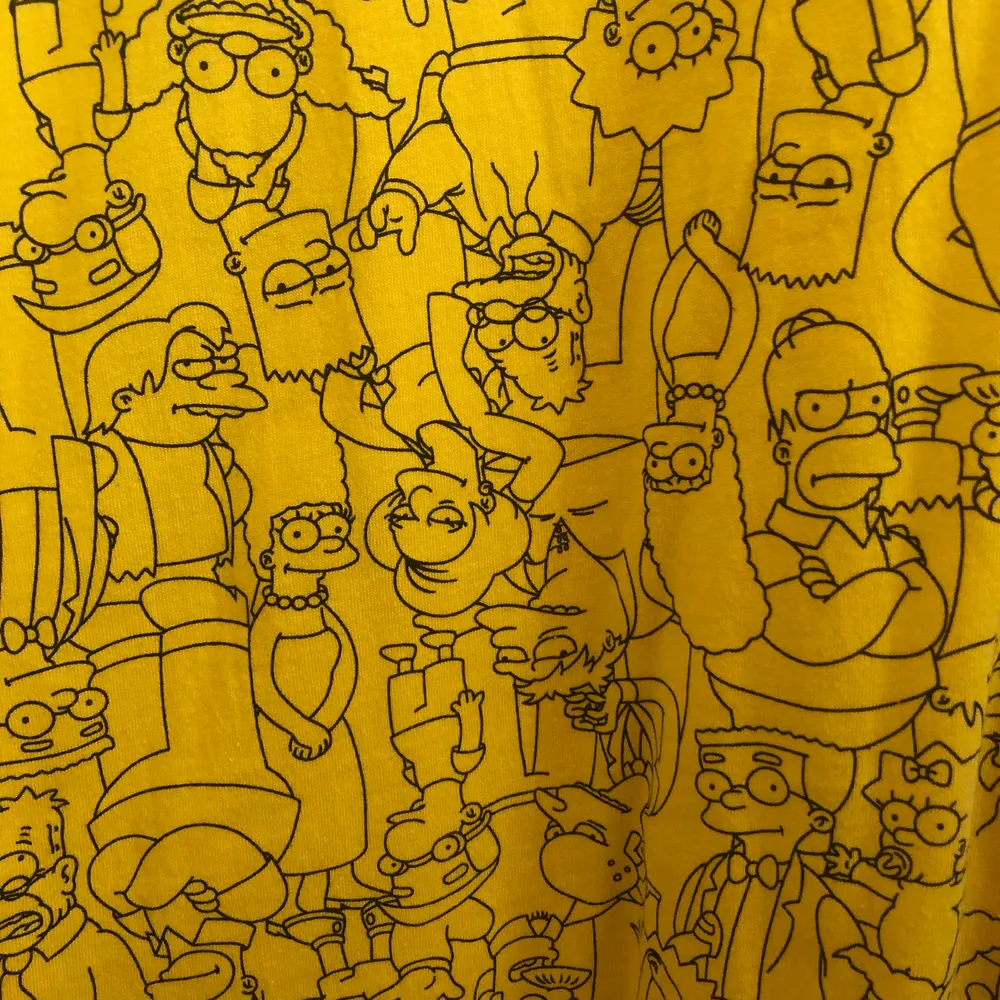 En Simpsons t-shirt från Carlings herr avdelning. Köpt för två år sedan, men bara använt 2 gånger.  Klippt bort storlekslappen, men skulle tro att det är en M. Frakten ingår i priset. Vid fler intresserade blir det budgivning. . T-shirts.