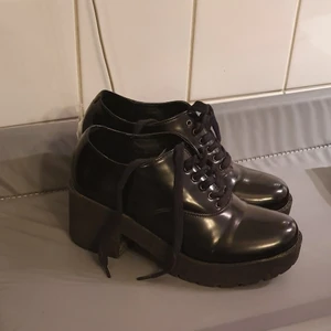 Chunky boots  - Säljer en par av chunky boots som  passar till  snow  och är I mycket bra skick. Passar  36_ 37.De är användade cirka 4 dager. Säljer den eftersom de är sma. Finns fler bilder och köpare står på frakt. 