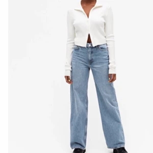 Ljusblå jeans från Monki  - Populära jeans från Monki. De är storlek 27 o passar mig bra som normalt har S i jeans och är 166. Dom är i fint skick och knappt använda. Skriv privat för fler bilder!💕
