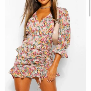 Blommig omlott klänning  - Helt ny, endast provad. Lappar kvar på den! Såååå fin men tyvärr liteeee för liten för mig💔😭