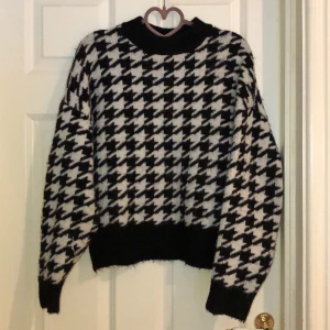 Tröja - Svart vit mönstrad stickad tröja med ganska hög hals
