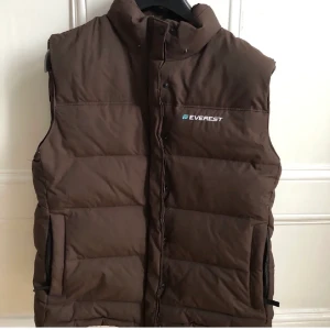 Everest väst - Intressekoll på denna jättesnygga väst, jättefint skick. Storlek 34 men passar mig som har 36 och är 170💓