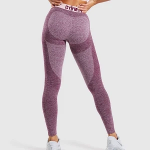 Gymshark flex XS - Säljer mina älskade gymshark tight som är välanvända för att jag är i behov av mer utrymme i garderoben. Köpt för ca 1år sedan och de låga priset är pga den 3:e bilden. Sömmarna har nötts ut men de är inte sönder utan på insidan utan endast på utsidan. Det finns även ett litet hål längst ner på baksida ben❤️❤️ om många är intresserade blir det budgivning 