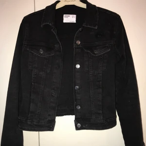 svart jeansjacka från bershka - jeansjacka köpt på Bershka o använd ca 3 gånger alltså i fint skick!!! frakt 66kr tillkommer