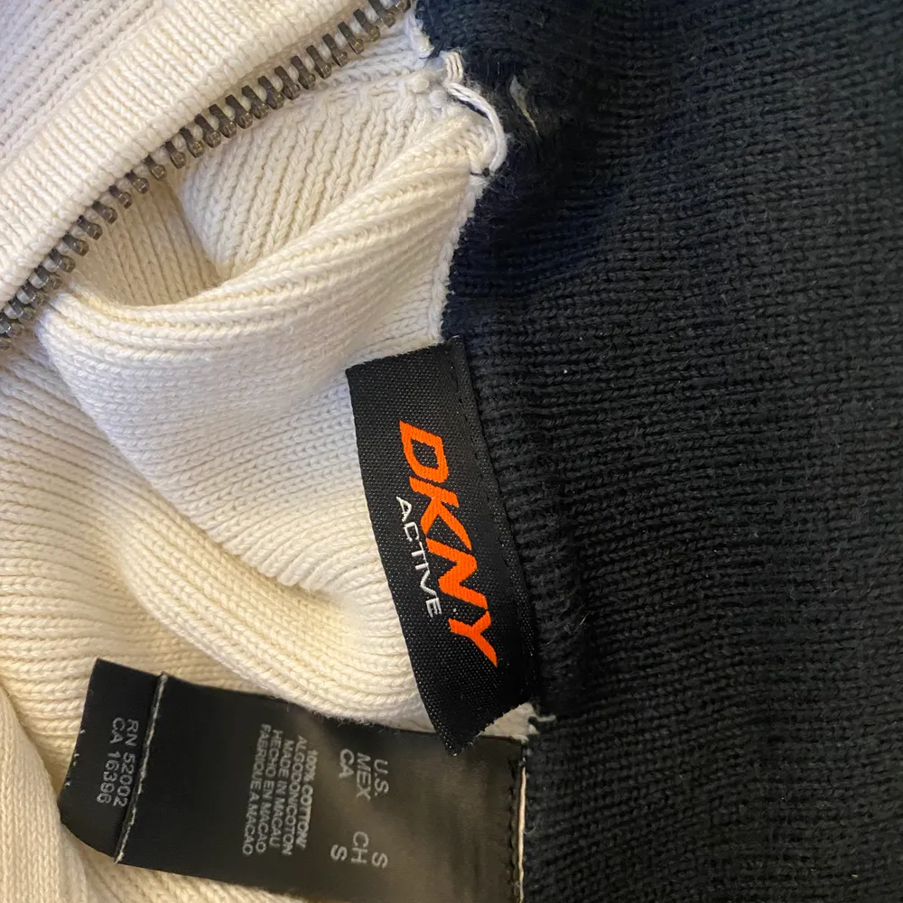 DKNY Active tröja som är köpt second hand. Sitter otroligt fint och är perfekt till vintern⛷ Den är i bra skick men har två små hål (en i kragen på baksidan och en i armhålan). . Tröjor & Koftor.