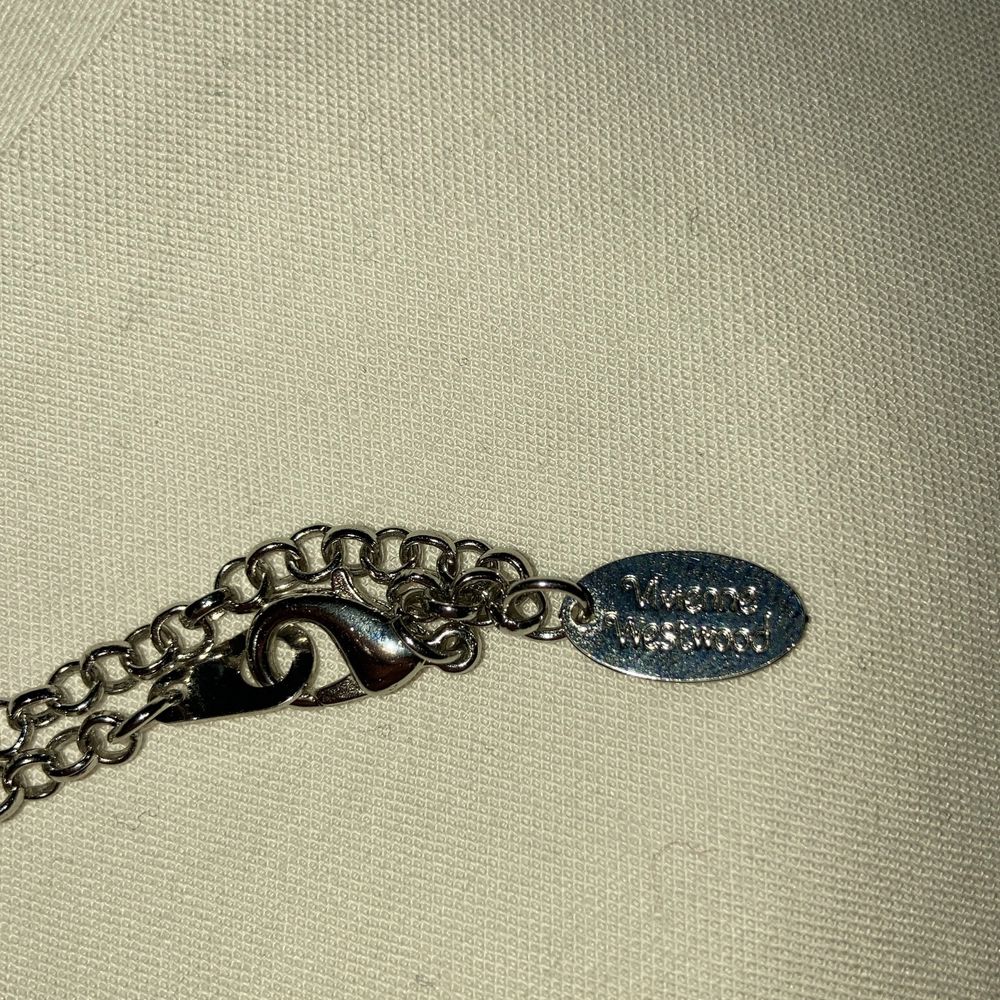 Ett blått halsband från Vivienne Westwood, den är 40 cm och har aldrig använts. Inga fel på den och skulle säga att cond ligger på 10/10. Kan även tänka mig att sänka budet lite.. Accessoarer.
