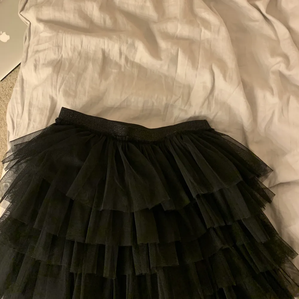 Säljer den populära zara kjolen från barn avdelningen då den inte längre kommer till användning!💕 använt fåtal gånger. Bra skick strl 13-14 (164cm) . Kjolar.
