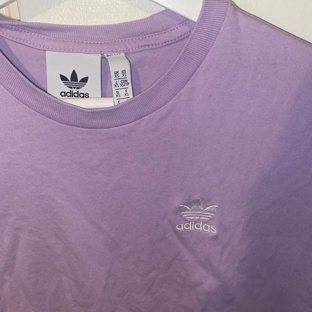 Oversized t-shirt från adidas i lilac strl. XS. Kan skickas spårbart!. T-shirts.