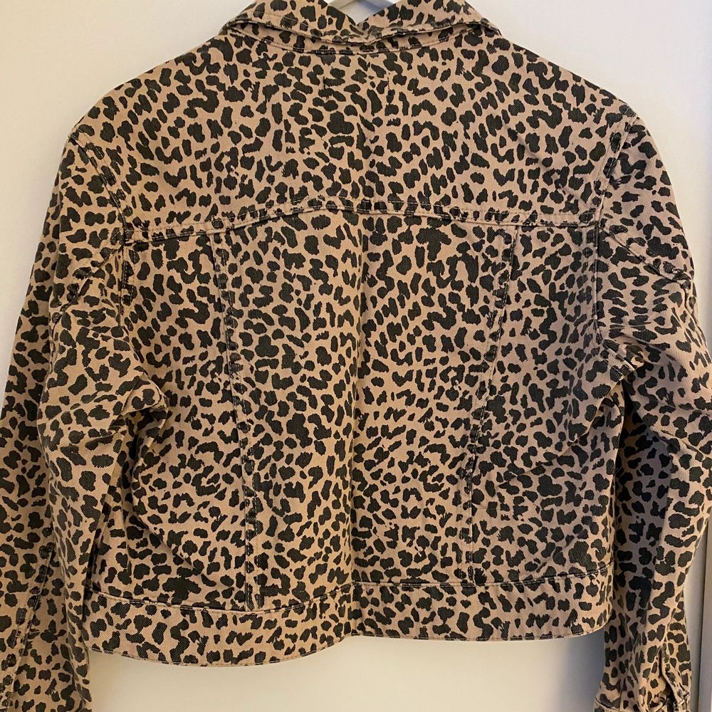 Jättesnygg jacka med leo-print inköpt på Gina tricot. Använd endast en gång. Storlek S, men passar från XS-M.. Jackor.