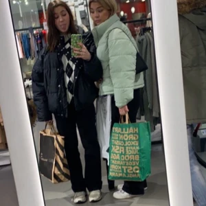 Kostymbyxor  - Säljer dessa kostymbyxor från monki då de är för små. Ni står för frakt! 