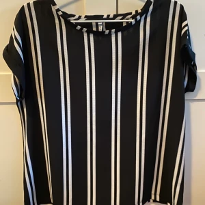 Blus - Svartvit randig blus ifrån MQ, i storlek M. Oandvänd.      Frakten står jag för🌸