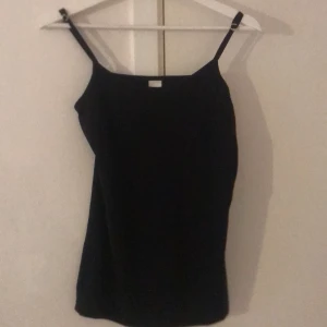 Svart Linne  - Jag säljer ett svart linne, med fina detaljer på banden. Den är i storlek xs-S, men kan nog passa M. Väldigt fin och säljer för bara 40 kr. 💕