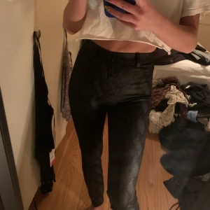 Ormskins mönstrade byxor från zara - Skit coola byxor från zara, har en dragkedja nere vid benet💓
