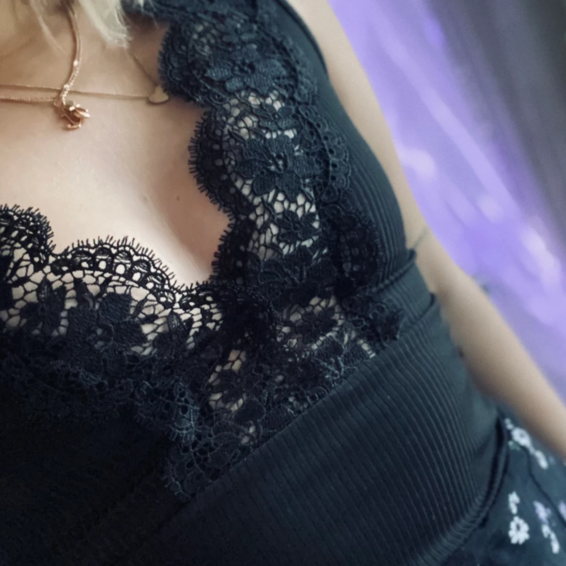 Body med djup rygg och spets - 90