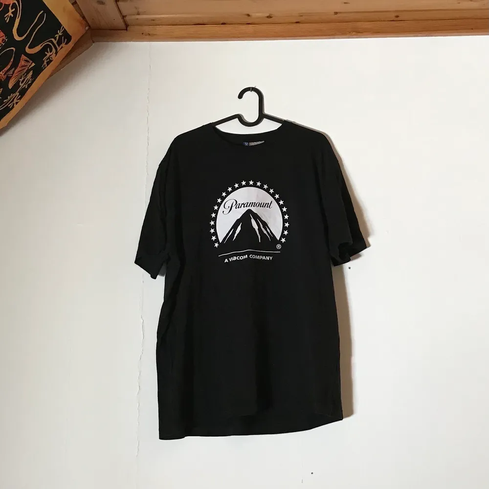 En jättesnygg svart t-shirt med vit Paramount logga på. Köpt på H&M i storlek L. Använd ett fåtal gånger och säljer pga att den aldrig används. Säljer för 70kr + frakt🖤🖤. T-shirts.