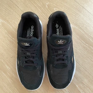 Adidas skor  - Svarta adidas skor. Använda typ 3-4 gånger. Kan postas men köparen står för frakten.
