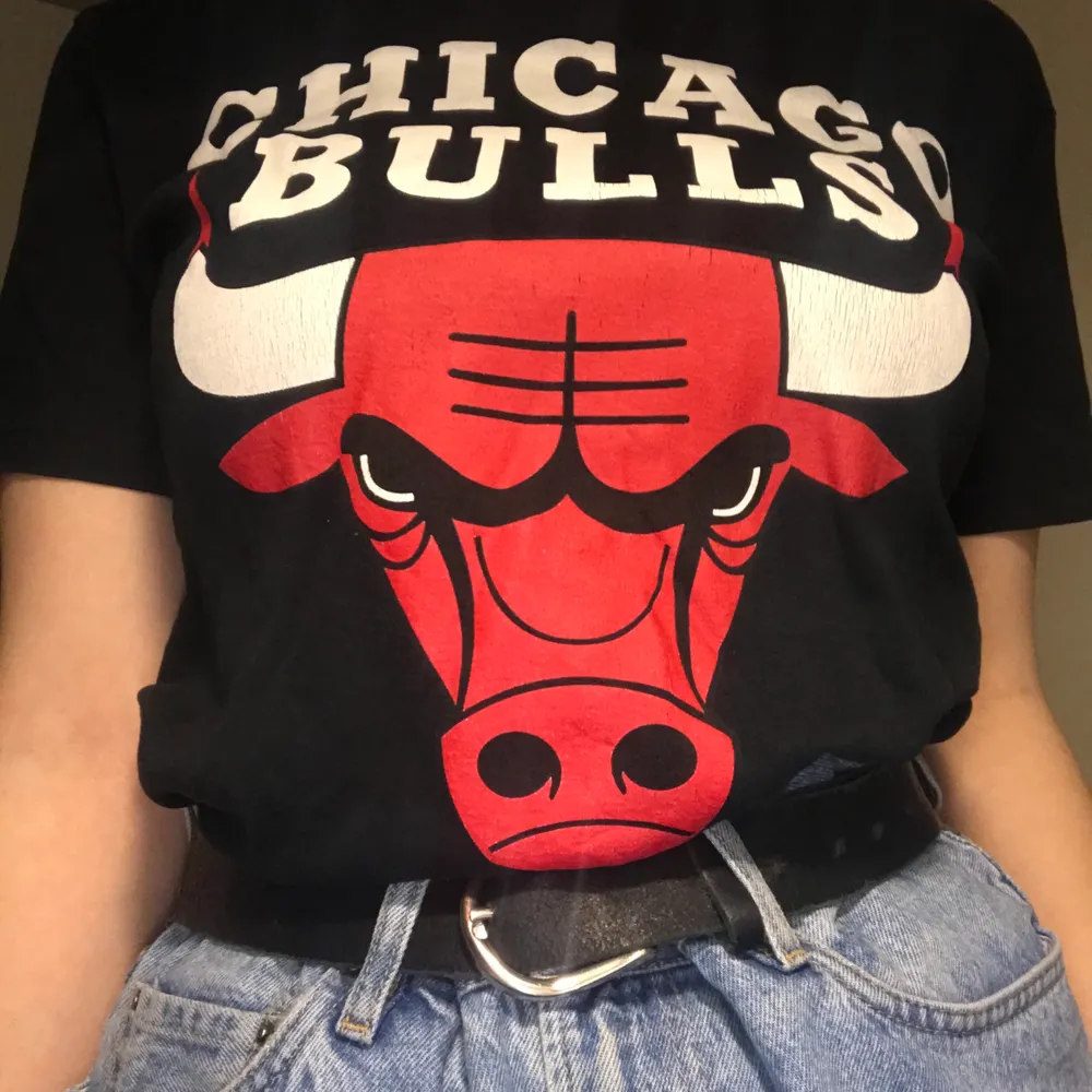 Chicago bulls t-shirt, strl M, gott skick!❤️🖤 Om flera är intresserade så är det buda i kommentarerna som gäller! Avslutar 14/2.. T-shirts.
