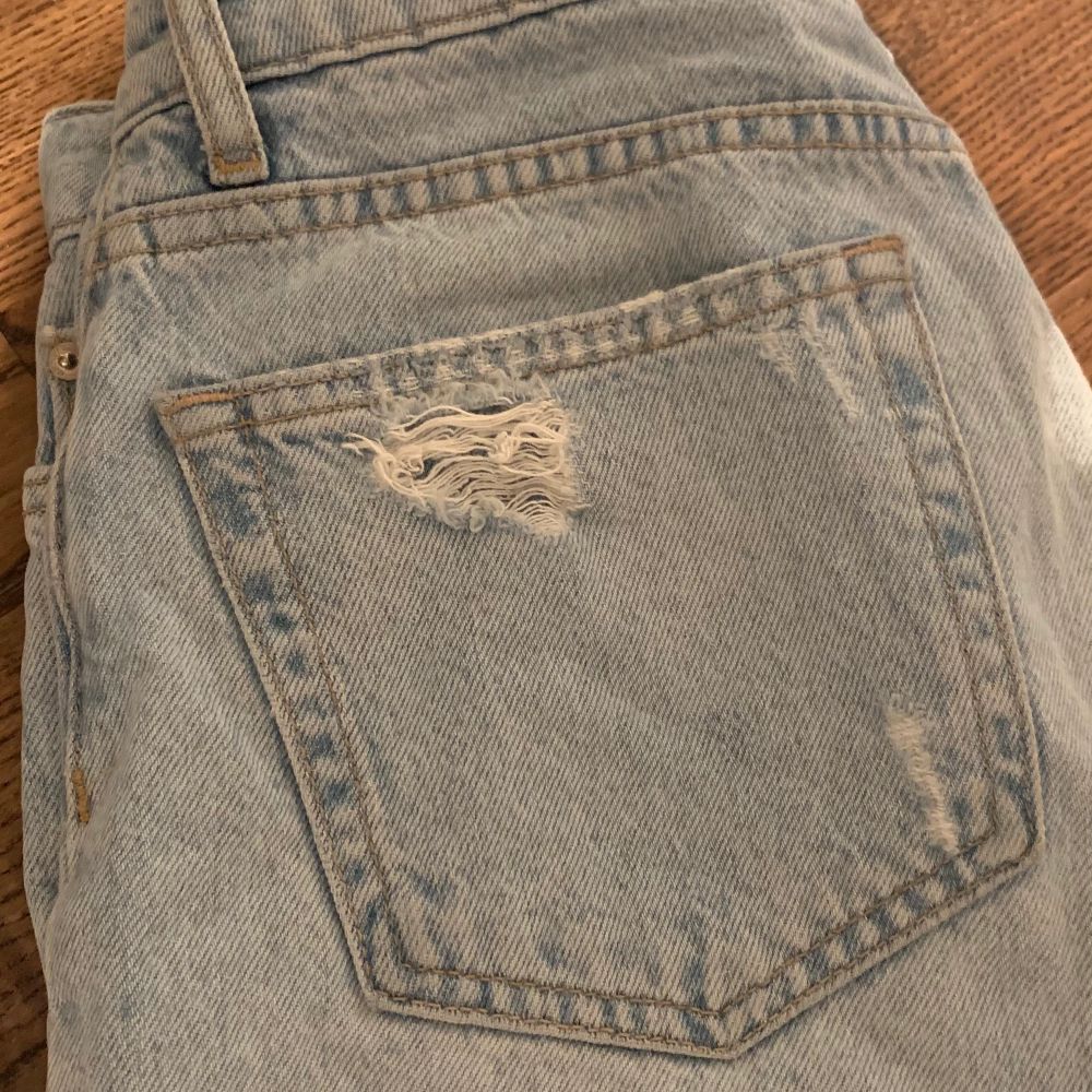 Trendiga jeans med hål på knäna och slitningar på fickor. Dragkedjan krånglar och kan hoppa ur, där av det låga priset. Hör av dig om du undrar något😋🥰. Jeans & Byxor.