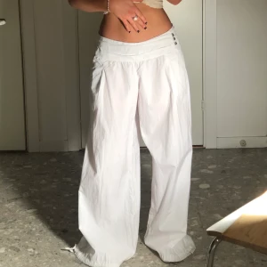 Fina byxor - Säljer dessa  byxorna som jag tycker liknar linnebyxor . Det står ingen storlek men dem har mycket stretch i midjan så dem passar S-L.  fraktar eller möts upp💗:))