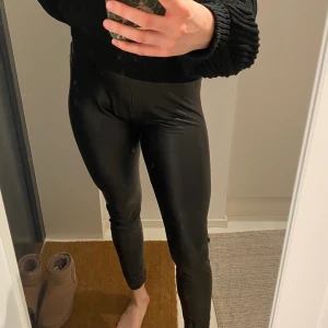 Lacktights - Ett par svarta tights i läderimitation. Tunna och mycket stretchiga. Storlek S men skulle säga att dem är mer likt en M/L.