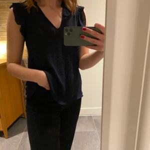 Topp - Söt, mörkblå topp från H&M