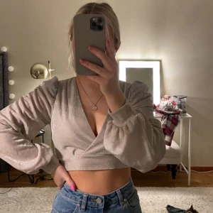 NAKD - Skitsnygg festtopp från NAKD. En rosa/beige färg med glitter med en v-ringning. Aldrig använd endast testad.