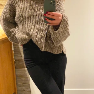 Stickad tröja - Säljer min supermysiga polo tröja, från chiquelle.