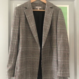 Kavaj  - En kavaj från hm. Storlek 38. Använd 1 gång. Skriv för intresse. Pris kan diskuteras. Fraktkostnad tillkommer, kan dock mötas upp i Stockholm om man inte vill betala frakt :)