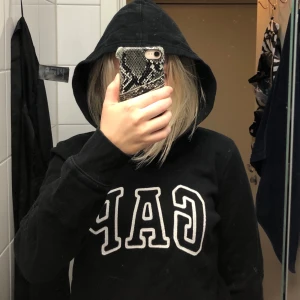Hoodie från GAP - Säljer denna hoodie från GAP. Storlek S.