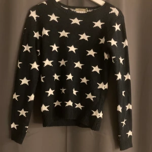 Stickad tröja - Jätte fin stickad tröja med stjärnor. 200 + frakt. Buda 