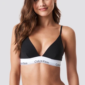 Calvin Klien triangel topp - Min fina Calvin klien triangel topp som aldirg kom till användning då jag köpte en storlek för liten , helt nyskick då jag aldrig använt den. 120 kr köp eller buda 😊 Du står för frakten! För mer info kom privat!