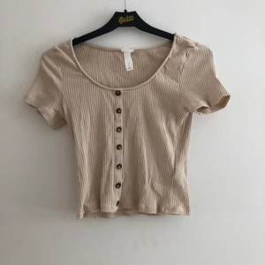 t-shirt - beige t-shirt från h&m, knapparna går inte att knäppa upp 