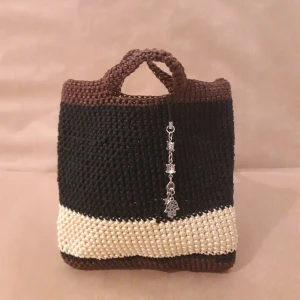 Handväska  - Hand gjorde en lite handväska. Pris inkl leverans kostna.