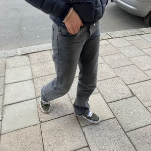 Zara jeans - Säljer dessa super snygga jeans som knappt är använda pga förstora, mycket bra skick! Hör av er om ni har bilder;)