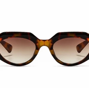 Trendiga Solglasögon  - Aldrig använda solglasögon. Supersnygga! 