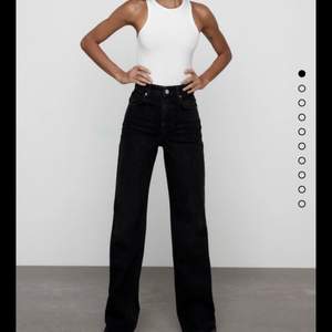 jeans från zara i bra skick säljer för 200 + frakt