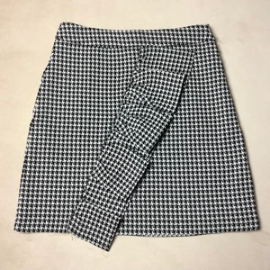 Kjol - Kort kjol med hög midja. Fint volang framtill, stretchigt material och använd max 2 gånger. Säljer pga viktuppgång.