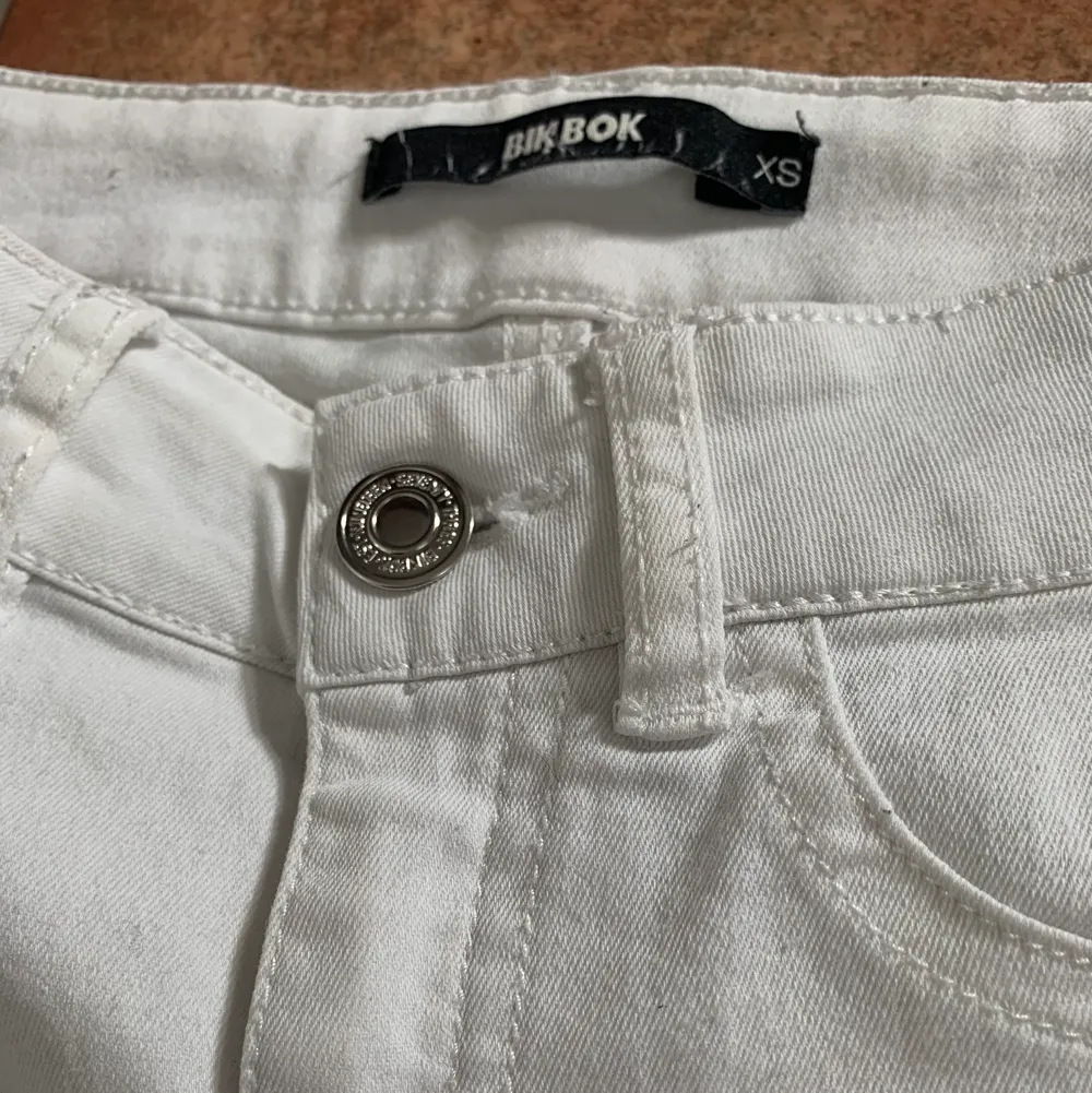 Vita tajta Lågmidjade jeans från Bikbok storlek xs. . Jeans & Byxor.