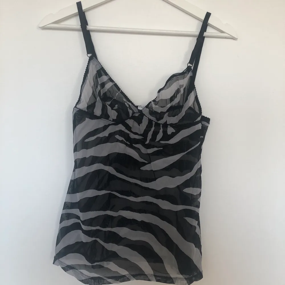 Transparent linne med justerbara axelband från Dolce & Gabbana i zebra mönster!  🎈SÅLD🎈, har och kommer lägga upp flera liknande plagg så har annonsen uppe <3. Toppar.