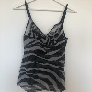 Dolce & Gabbana linne - Transparent linne med justerbara axelband från Dolce & Gabbana i zebra mönster!  🎈SÅLD🎈, har och kommer lägga upp flera liknande plagg så har annonsen uppe <3