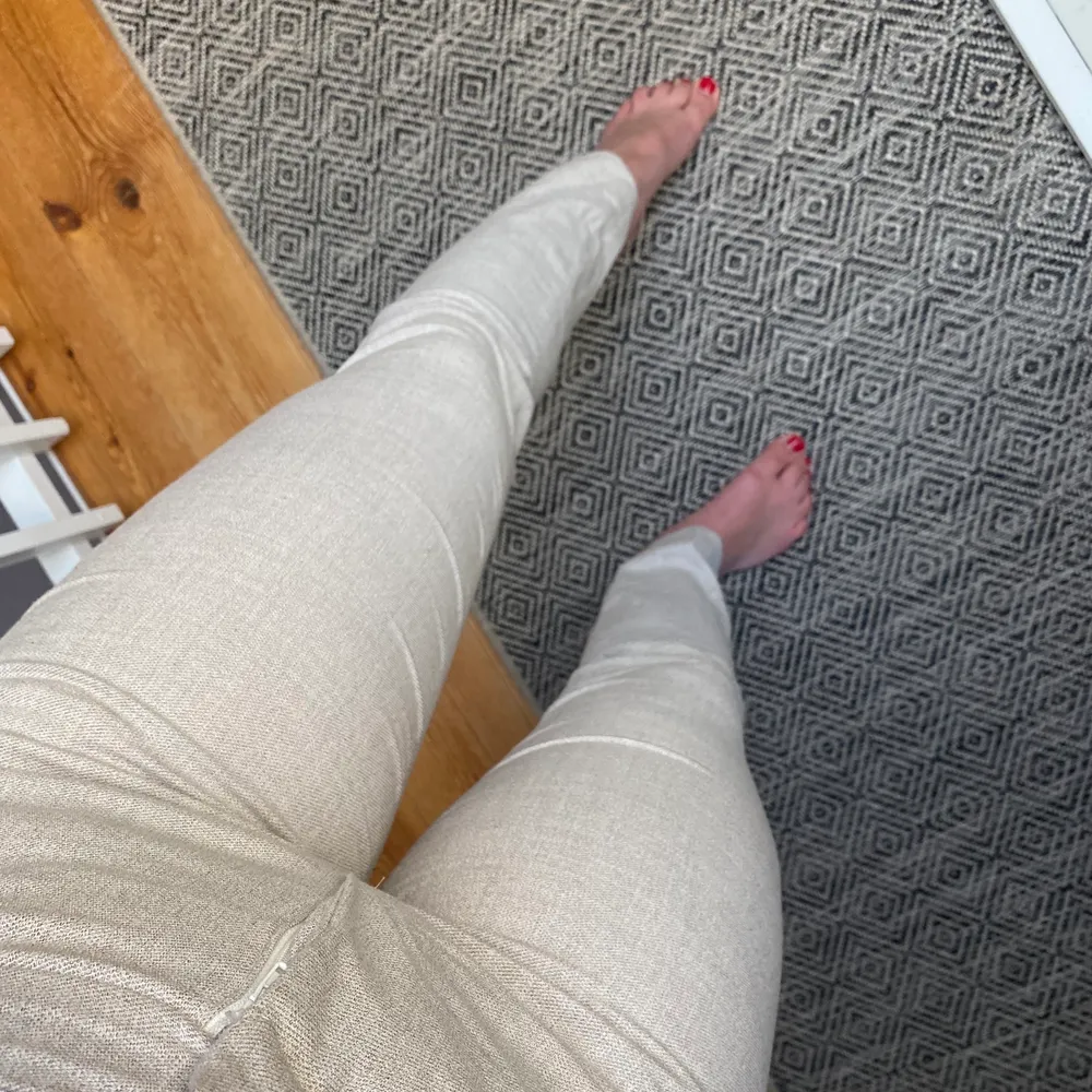 Hela, rena och fräscha byxor från H&M i storlek 36. Inte alls genomskinliga och sitter bra på mig som är 160cm lång. Köparen står för frakten!. Jeans & Byxor.
