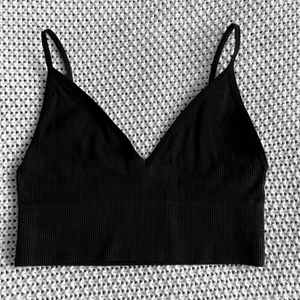Oanvänd topp/bh från Only - Helt oanvänd topp/bh från Only. Storlek XS/S. Väldigt mjukt och skönt material men tyvärr lite för liten för mig 🌼 köparen betalar frakt!