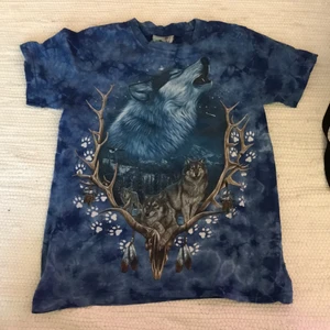T-shirt, vintage  - Köpte denna vintage för några månader sedan, men har aldrig använt den och måste tyvärr rensa ut den nu när jag flyttar. Fint varg-tryck, lite 90s vibe! 