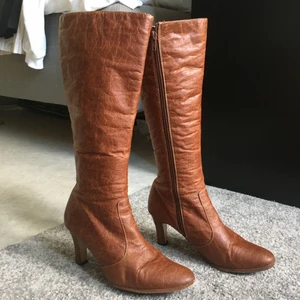 Bruna stövlar - Extremt snygga boots som tyvärr sitter lite tajt runt vaderna på mig därav säljer jag vidare dom. Köpta från sellpy! 